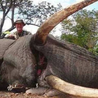 El doctor Jan Casmir Seski, con un elefante, en una imagen colgada en Facebook en septiembre del 2014.-Foto: GRIZZLY STIK FACEBOOK