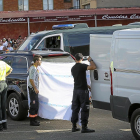 Efectivos policiales protegen de miradas el cuerpo de la fallecida en el accidente.-MIGUEL ÁNGEL SANTOS