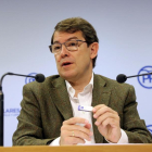 Fernández Mañueco sujeta un pendrive en el que está el programa electoral de mayo presentado ayer.-ICAL