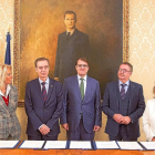 El alcalde de Salamanca, Alfonso Fernández Mañueco (C), junto a los presidentes de los CES durante la firma del convenio.-ICAL