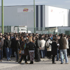 Imagen de trabajadores de Campofrío esperando durante una reunión entre el comité y la dirección-Raúl Ochoa