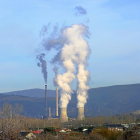La central térmica de Compostilla ayer en funcionamiento.-ICAL