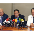 El consejero de Sanidad, Antonio María Sáez, informa en rueda de prensa sobre los primeros meses de funcionamiento de la Unidad de Cirugía Pediátrica del Hospital de León. Le acompañan el delegado de la Junta, Guillermo García (I) y el director gerente de-ICAL
