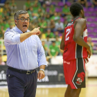 Un enérgico Paco García da instrucciones durante un encuentro de la pasada temporada.-MIGUEL ÁNGEL SANTOS