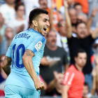 Correa celebra su gol en Mestalla ante el Valencia.-JOSE JORDAN (AFP)