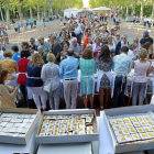 Miles de vallisoletanos degustan la tarta de la Virgen de San Lorenzo en la Acera de Recoletos.-J.M. Lostau