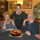 Nuria, con sus padres Zoilo y Julia, y el bacalao al ajoarriero que ha hecho célebre su restaurante.-ARGI