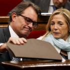 Joana Ortega y Artur Mas, en el pleno extraordinario que ha aprobado la ley de consultas.-Foto: EFE / ALBERTO ESTÉVEZ