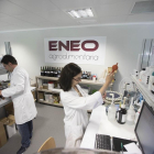Miembros de la empresa Eneo Agroalimentaria toman muestran para su posterior análisis en las instalaciones de la Bioincubadora de Castilla y León.-PHOTOGENIC / JOSÉ C. CASTILLO