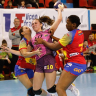 María O’Mullony se cuela entre líneas superando la defensa de la selección española.-J. M. LOSTAU