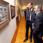 Una sala  que antes fue capilla reúne la obra de una treintena de artistas. En la imagen superior, el alcalde, Óscar Puente junto a Muigue Ángel García.-J. M. LOSTAU