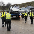 El turismo impactó contra un camión provocando el fallecimiento de la conductora, de 29 años.-P. REQUEJO / PHOTOGENIC