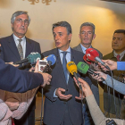 Jorge Morro atiende a los medios acompañado  de José Luis Rivas, José Francisco Hernández y Carlos García.-ICAL