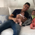 Cristiano Ronaldo, con Alana Martina y los gemelos Mateo y Eva.-EL PERIÓDICO