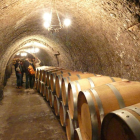 Un grupo de enoturistas visita la bodega tradicional de la Ribera del Duero.-L.P.