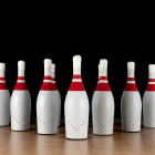 Strike Wine, de Javier Garduño para Conrado Gajte/Kino Calvo. Una alegoría del deporte de los bolos. La botella está cerrada con lacre sintético blanco. Premio Bronce LAUS, Liderpack al envase de bebidas, IPA Awards Selección.-LA POSADA