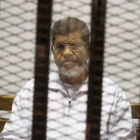 Imagen del expresidente Mohammed Mursi encarcelado tomada el 8 de mayo del 2014.-Foto:   AP / TAREK EL GABBAS