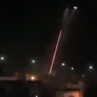 El helicóptero abriendo fuego.-
