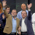 Herrera y Rajoy saludan a los militantes en el mitin de campaña en Burgos.-Ical
