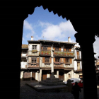 Instantánea de la plaza mayor de La Alberca desde uno de sus soportales.-ENRIQUE CARRASCAL