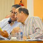 Rodríguez Herranz y Martín Pascual consultan el móvil en un Pleno-Santiago G. del Campo