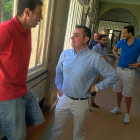 Iñaki conversa ayer tras su despedida con Sergio de la Fuente. Al fondo, Mateu, Feñe, Saúl Asensio y Álvaro Calvo.-G. VELASCO