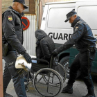 Omar O. de 48 años, el presunto autor del doble crimen de La Rondilla, sale de la unidad de psiquiatría del Hospital Clínico Univerisitario-Nacho Gallego / EFE