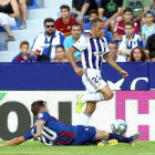 Nacho avanza con el balón por la banda en el partido contra el Levante.-EM