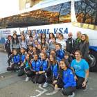 Jugadoras del primer equipo y el filial y los técnicos del Aula, ayer, antes de viajar hasta Málaga.-TWITTER AULA