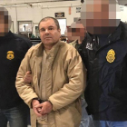 Joaquín El Chapo Guzmán, escoltado en Ciudad Juárez por la policía mexicana para su extradición a Estados Unidos.-AFP