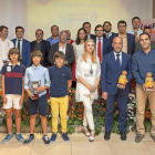Galardonados y patrocinadores posan en los IIIPremios Valladolid Es Deporte durante la gala que organizó esRadio-Pablo Requejo