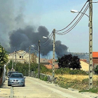 Vista del humo del incendio desde el municipio de Traspinedo.-@Suffer