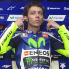 Rossi se aprieta los tapones en los oídos antes de ponerse el casco en Jerez-EMILIO PÉREZ DE ROZAS