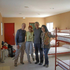Rosana de Castro, voluntaria del albergue de Castronuño, con un grupo de peregrinos.-E.M