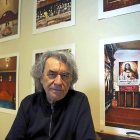 Ángel Marcos, en 2016 en el MPH, con ‘La subversión íntima’, y una imagen de la exposición en El Castell.-M. CHACÓN / ICAL