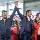 Luis Tudanca y Pedro Sánchez alzan sus manos aplaudidos por la secretaria provincial Esther Peña y el millar de asistentes al acto de ayer en Burgos.-SANTI OTERO
