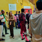 Miembros de la cuadrilla del torero esperando a la puerta de la enfermería. - E M