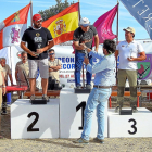 El pódium absoluto del Nacional recibe los trofeos de manos del presidente de la RFEC,  Angel López Maraver.-L. FUENTE