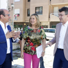 El presidente de la Diputación, JuanMartínez Majo, Del Olmo y Francisco Castañón, alcalde de Pola de Gordón.-ICAL