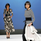 Dos modelos en la pasarela instalada en el Teatro Calderón.-J.M. LOSTAU
