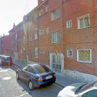 Portal número 6 de la calle Ebro de Valladolid, donde fue encontrado el cadáver del anciano.-GGL SW