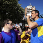 Andrés García se refresca en Burgos junto a Pedro Sánchez tras jugar un partido de baloncesto.-Ical