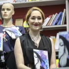 Irene DeWitt, en A Pie de Página, con su poemario.-M. A. SANTOS