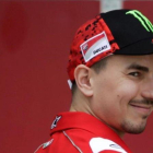 El mallorquín Jorge Lorenzo (Ducati) muestra una sonrisa, el pasado lunes, tras acabar con el mejor tiempo en los primeros test de pretemporada.-EFE / FAZRY ISMAIL