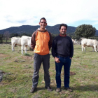 Pío Chapinal y su hijo Jorge en su explotación ubicada en Santa María de los Caballeros.-e.m.