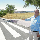 El alcalde, Mariano Suárez, señala los terrenos donde se construirá el instituto, en una foto de archivo.-J.M. LOSTAU