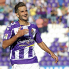 Juan Villar, la nota más positiva del comienzo liguero, celebra su gol ante el Bilbao Athletic.-J. M. Lostau