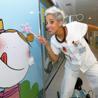 Teresa Mesonero, ganadora de Capitana Optimista, posa con su varita mágica en los pasillos de Urgencias Pediátricas del Hospital Clínico de Valladolid.-J.M. LOSTAU