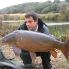 El vallisoletano y campeón de España de pesca con cebador, David Muñoz, con una magnífica carpa.-L. D. F.
