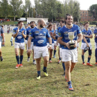 Tucconi, con la Copa, y sus compañeros del Quesos Entrepinares celebran el triunfo ante Cisneros en la Supercopa disputada el pasado sábado en Madrid.-LOF
